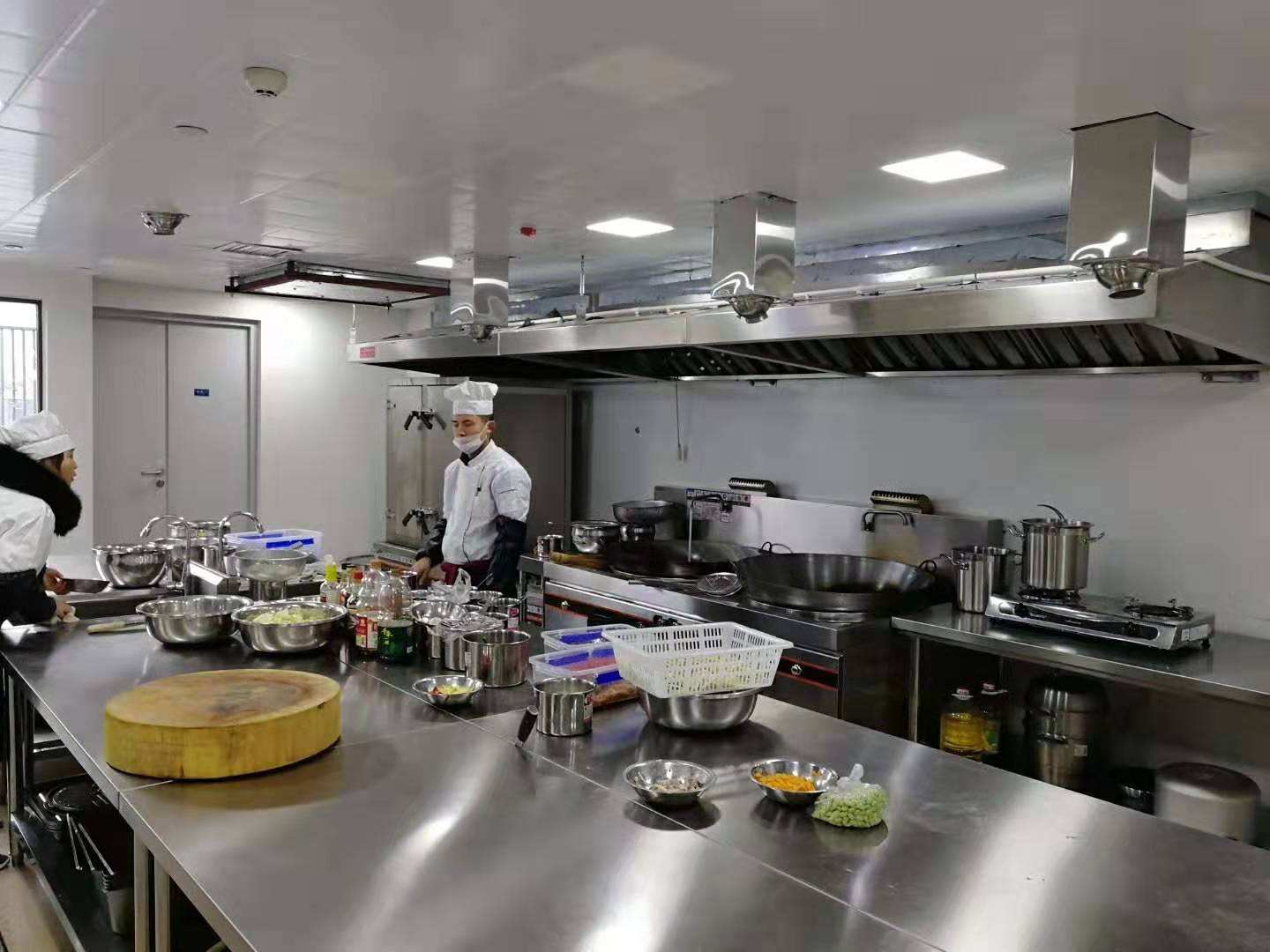 餐厅不锈钢厨具设备厂家应该怎么选择及报价预算清单？