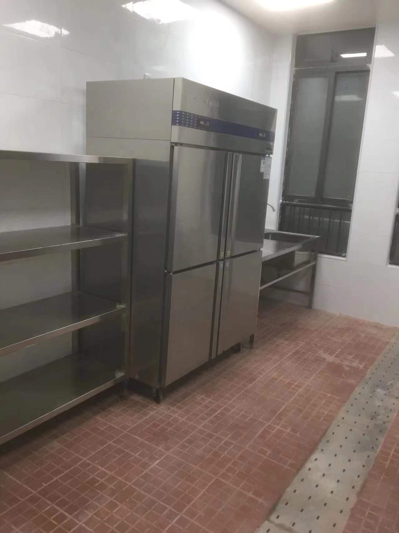 420人食堂厨房设备工程设计使用不锈钢电热炉灶吗？