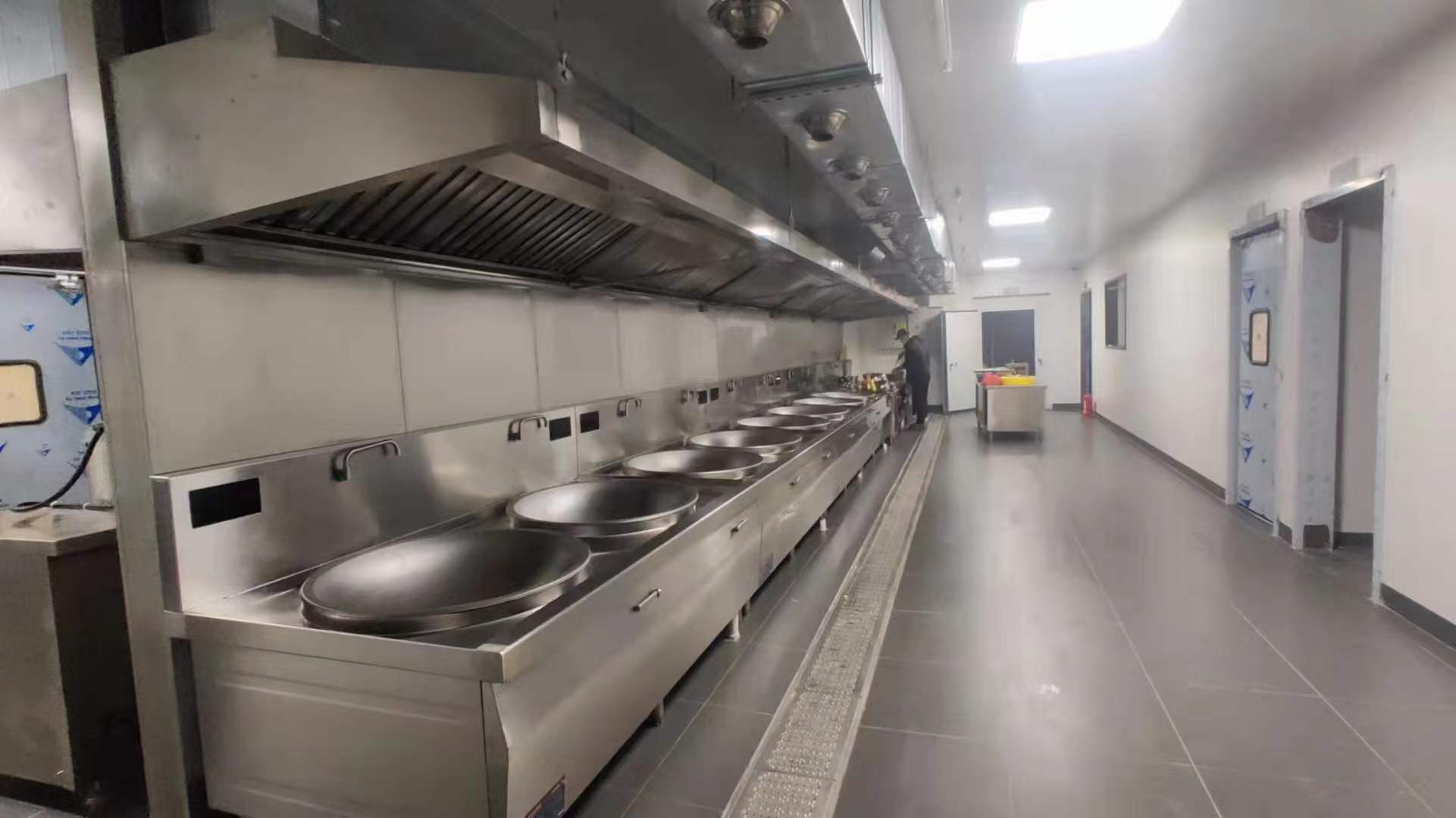 1500人~1700人职业技术学校厨房设备工程设计方案是应选择专业厨具设备？
